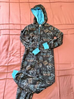 Sleep On It Black Gamer Size 6/7  Hooded Pajama Onesie with Blue Accents